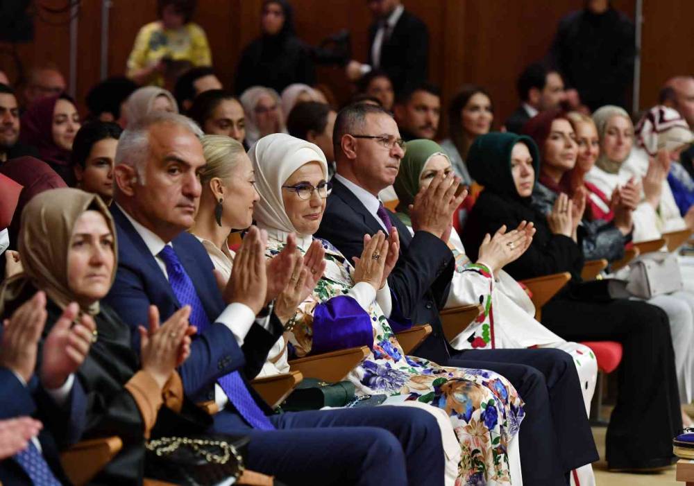 Emine Erdoğan, Filistin Gençlik Orkestrası ve CSO sanatçılarının “Barış Konseri”ni izledi
