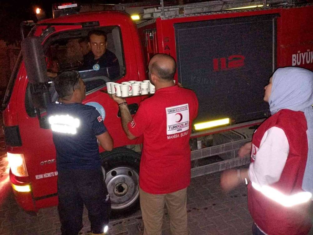 Türk Kızılay’dan Manisa’daki yangın ekiplerine gıda desteği
