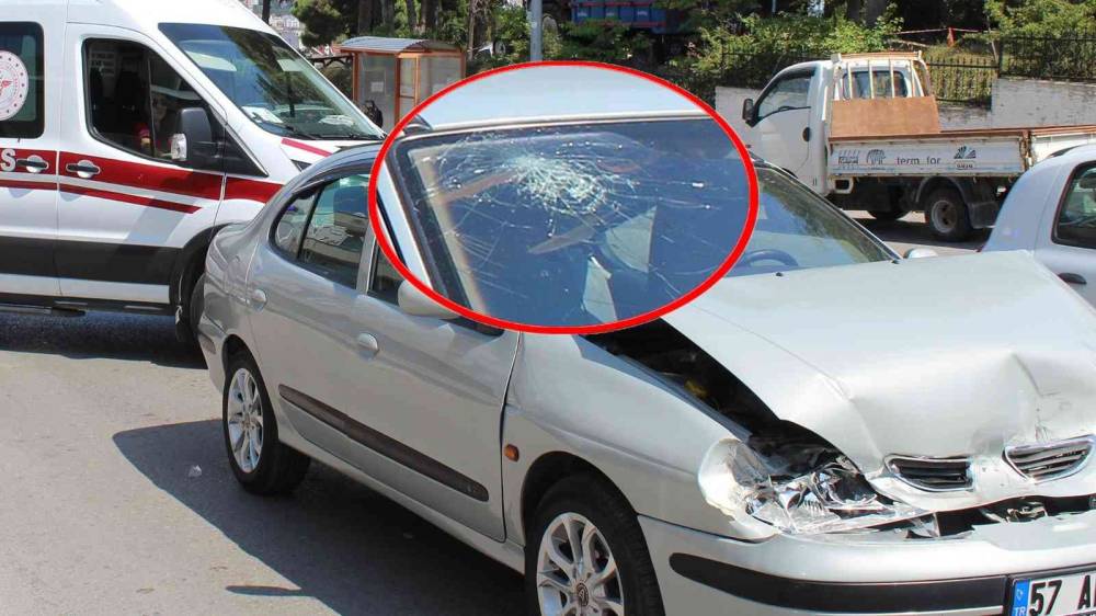 Kaza yapan araçta kafasını cama çarpan yolcu yaralandı