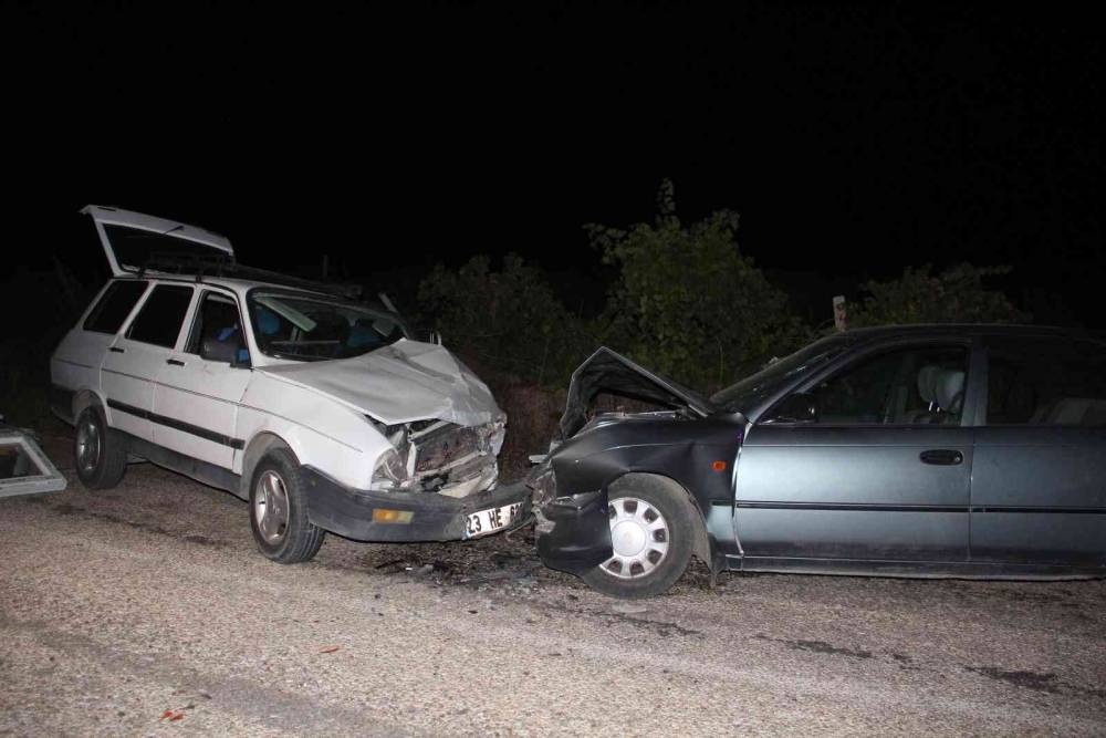 Elazığ’da iki otomobil kafa kafaya çarpıştı: 5 yaralı