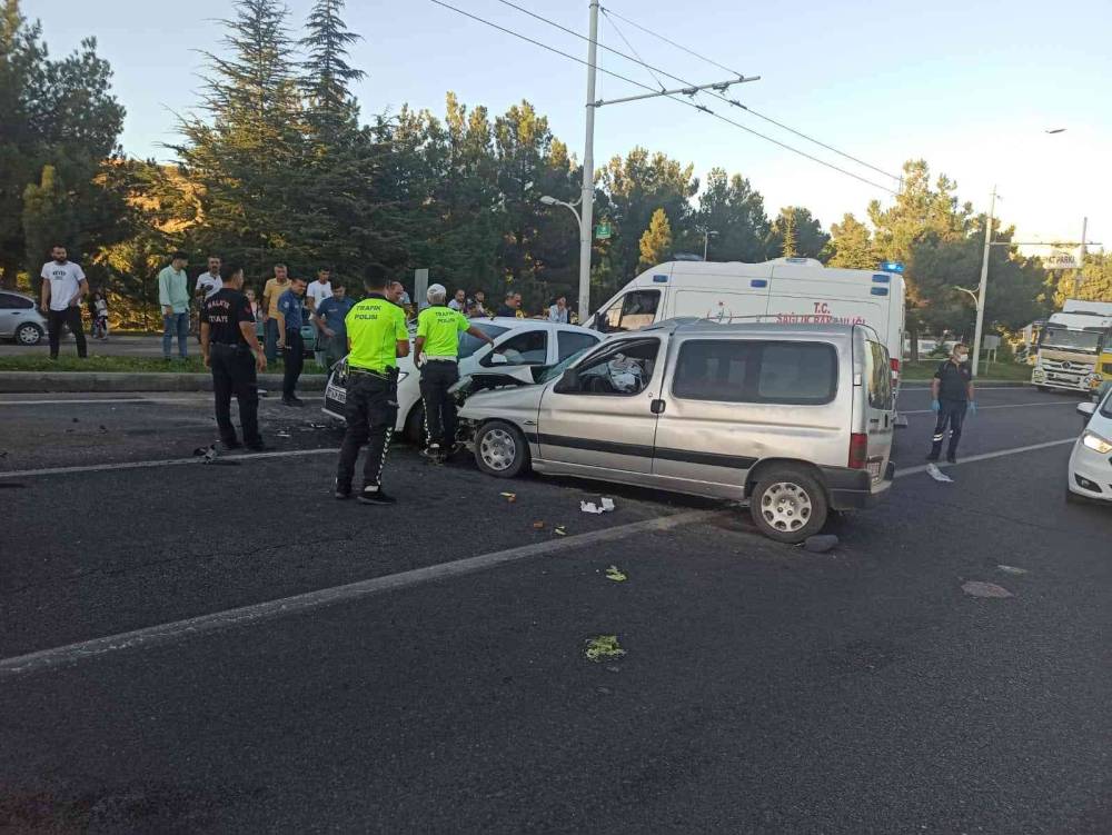 Malatya’da iki ayrı kazada 5 kişi yaralandı
