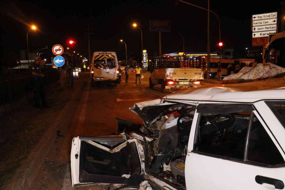 Adana’da otomobil işçi servisine arkadan çarptı: 6 yaralı
