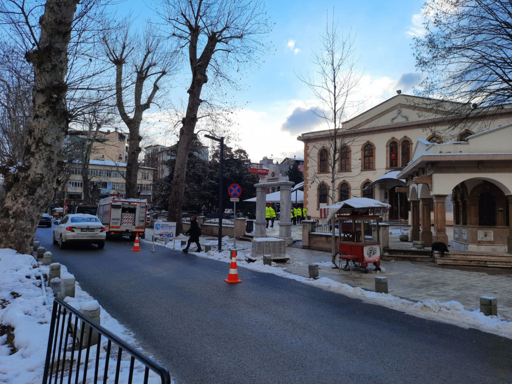 A Takımı Fevziye Camii'ni kardan temizledi