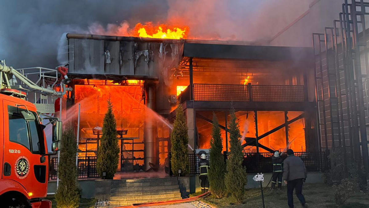Kütahya'da porselen fabrikasında yangın: Müdahale sürüyor