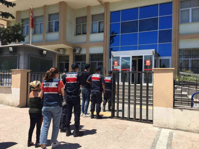 Mersin’de fuhuş operasyonu: 4 gözaltı    