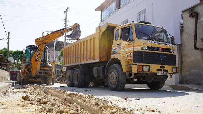 TARSUS'TA YOL BAKIM ONARIM ÇALIŞMALARI HIZ KESMEDEN DEVAM EDİYOR